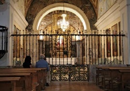 Visitantes en la Ermita de Tiedra, uno de los templos que participa en el programa.