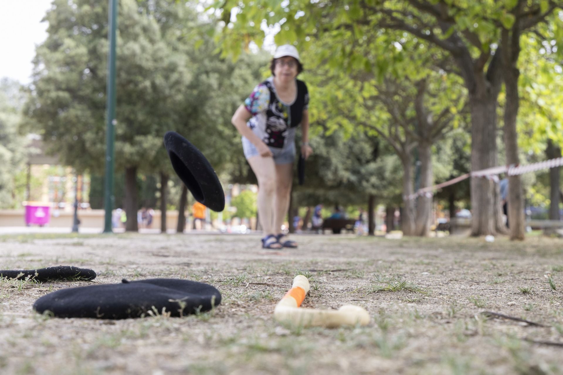 Una mujer jugando a la monterilla.