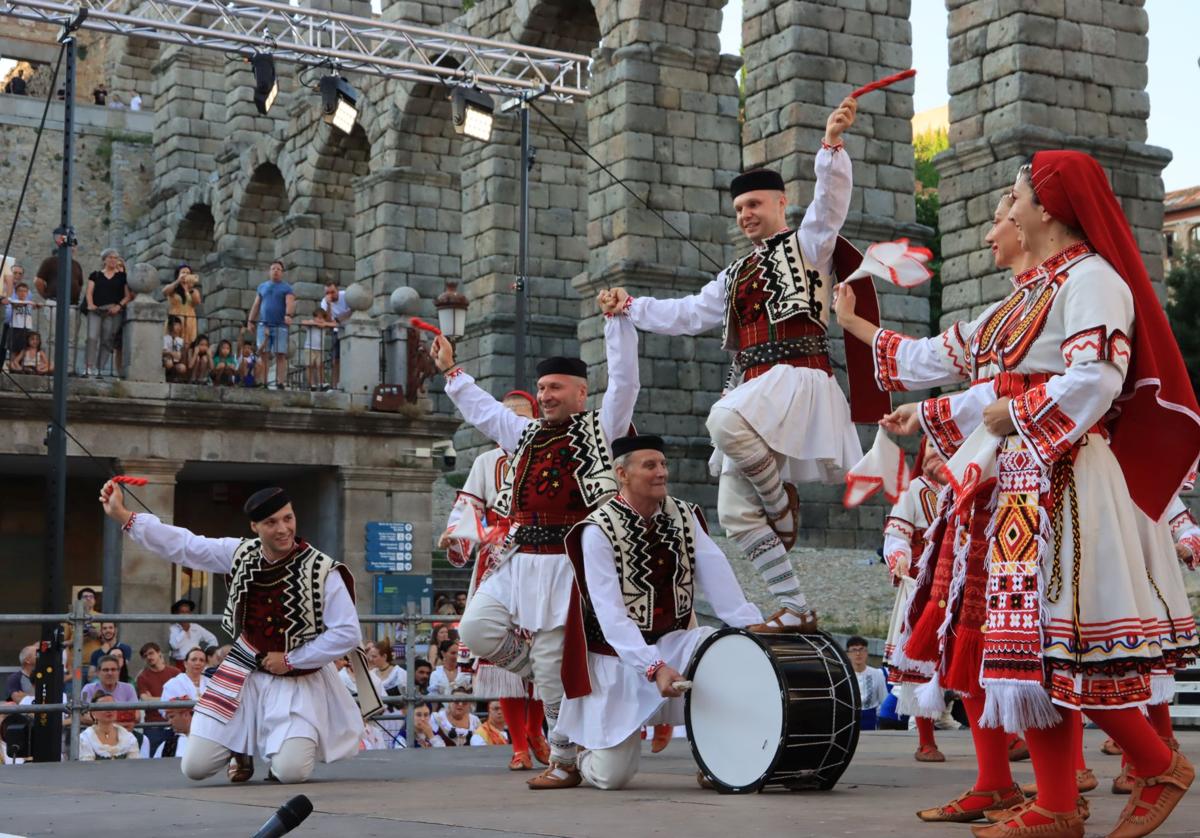Grupo de Bulgaría danza a los pies del Acueducto este viernes.