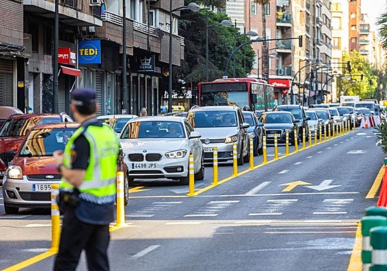 Vehículos parados debido al denso tráfico.
