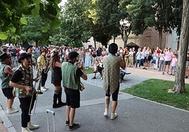 Música en el paseo del Salón durante la Noche de Luna Llena.