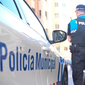Imagen de dos policías realizando labores de vigilancia en Valladolid.