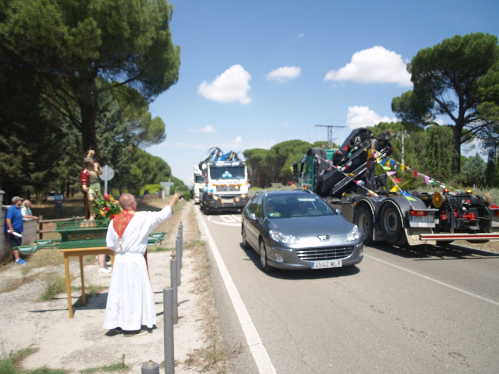 Las mejores imágenes de la procesión y bendición de vehículos por San Cristóbal en Íscar