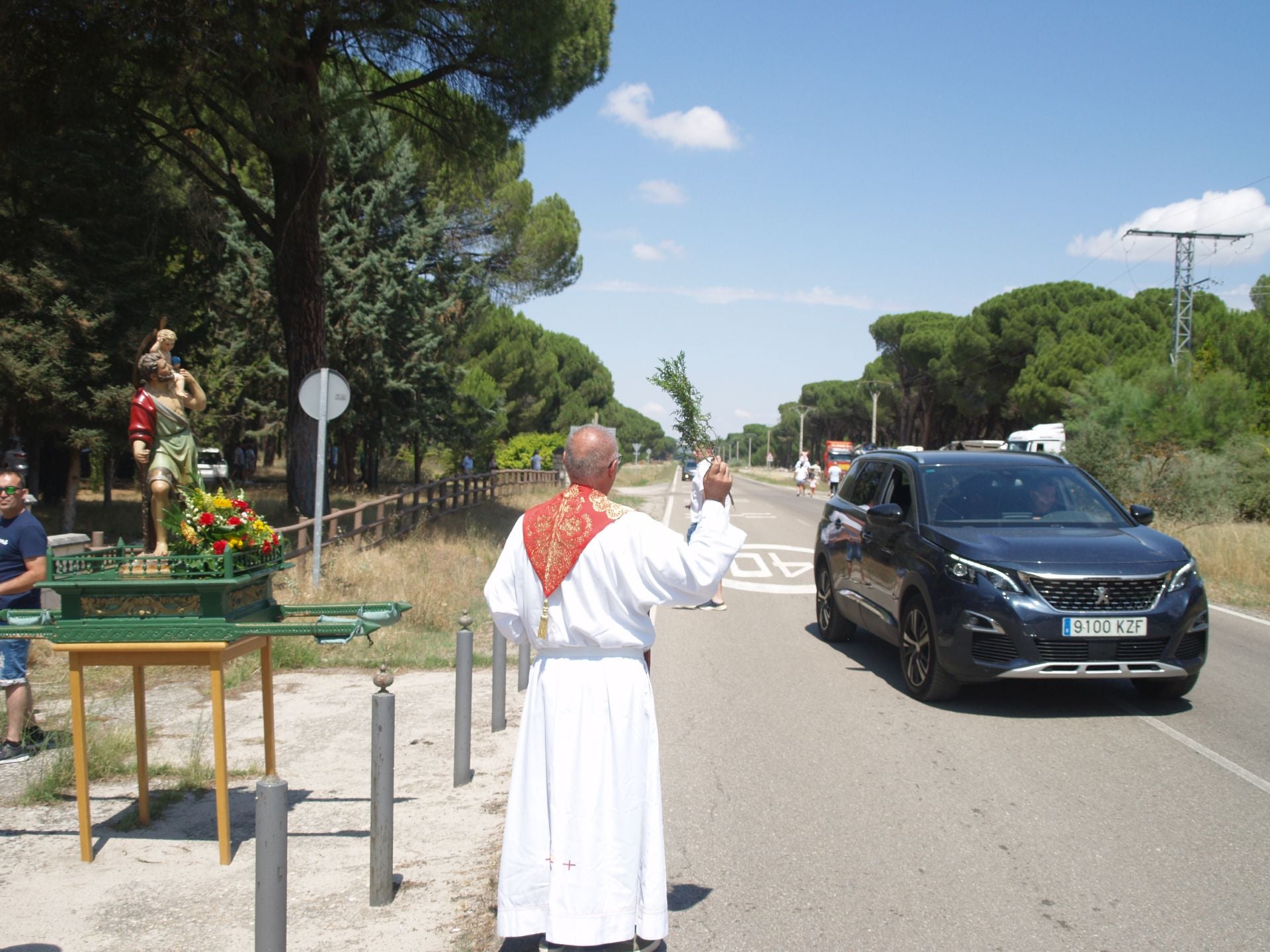 Las mejores imágenes de la procesión y bendición de vehículos por San Cristóbal en Íscar