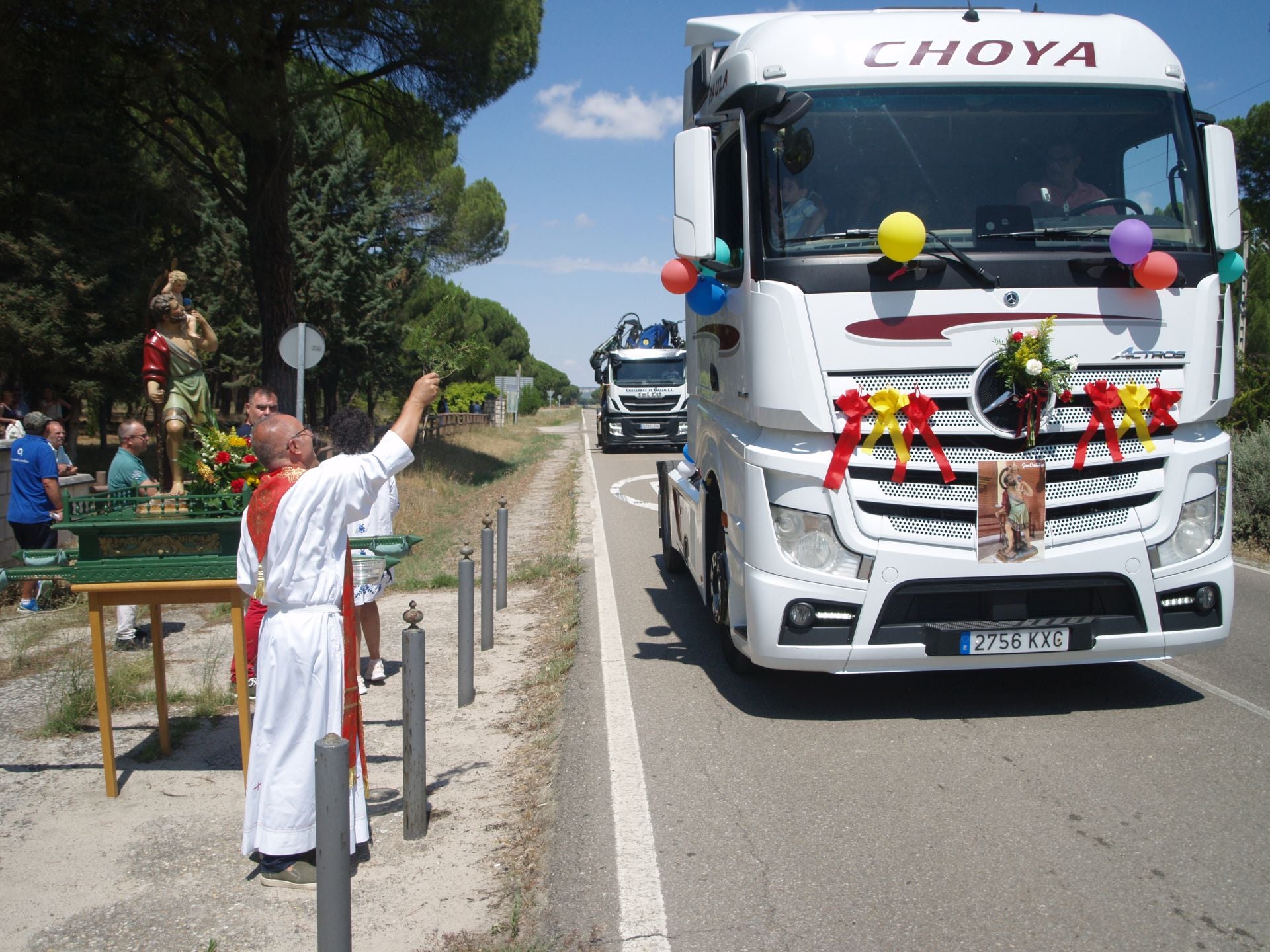 Las mejores imágenes de la procesión y bendición de vehículos por San Cristóbal en Íscar
