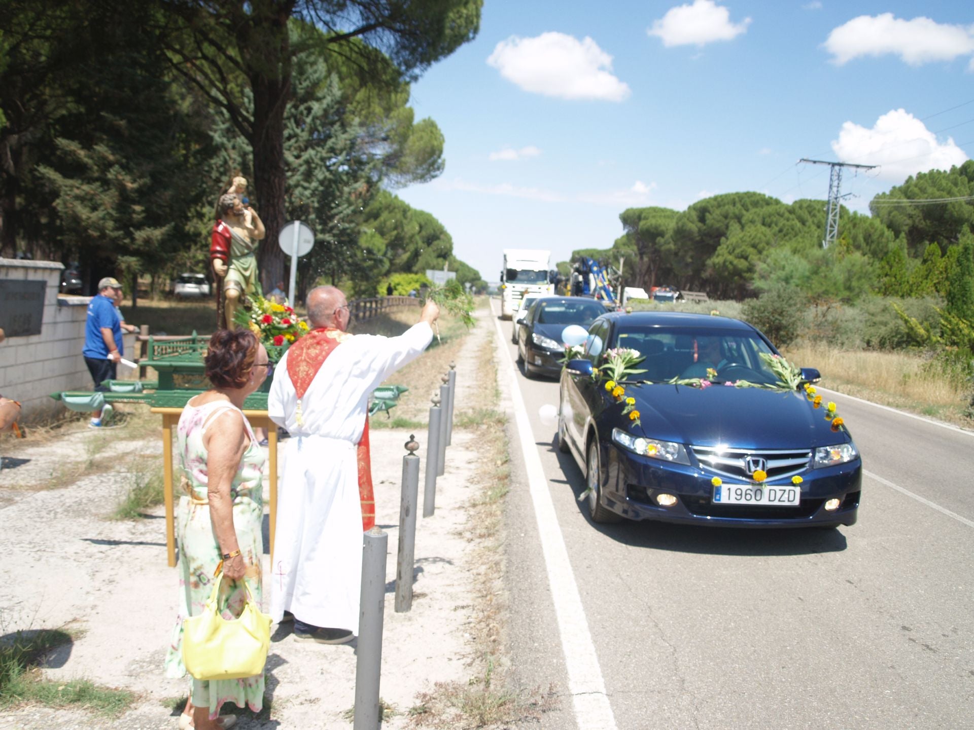 Las mejores imágenes de la procesión y bendición de vehículos por San Cristóbal en Íscar