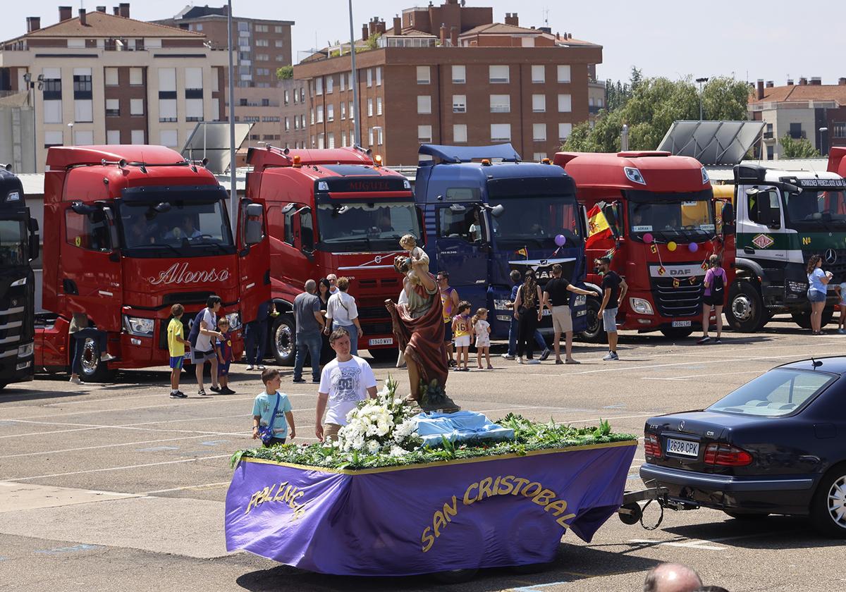 La imagen de San Critóbal, con los camiones aparcados en Campos Góticos.