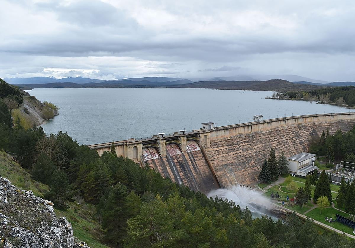 Desembalse de agua en el pantano de Aguilar.
