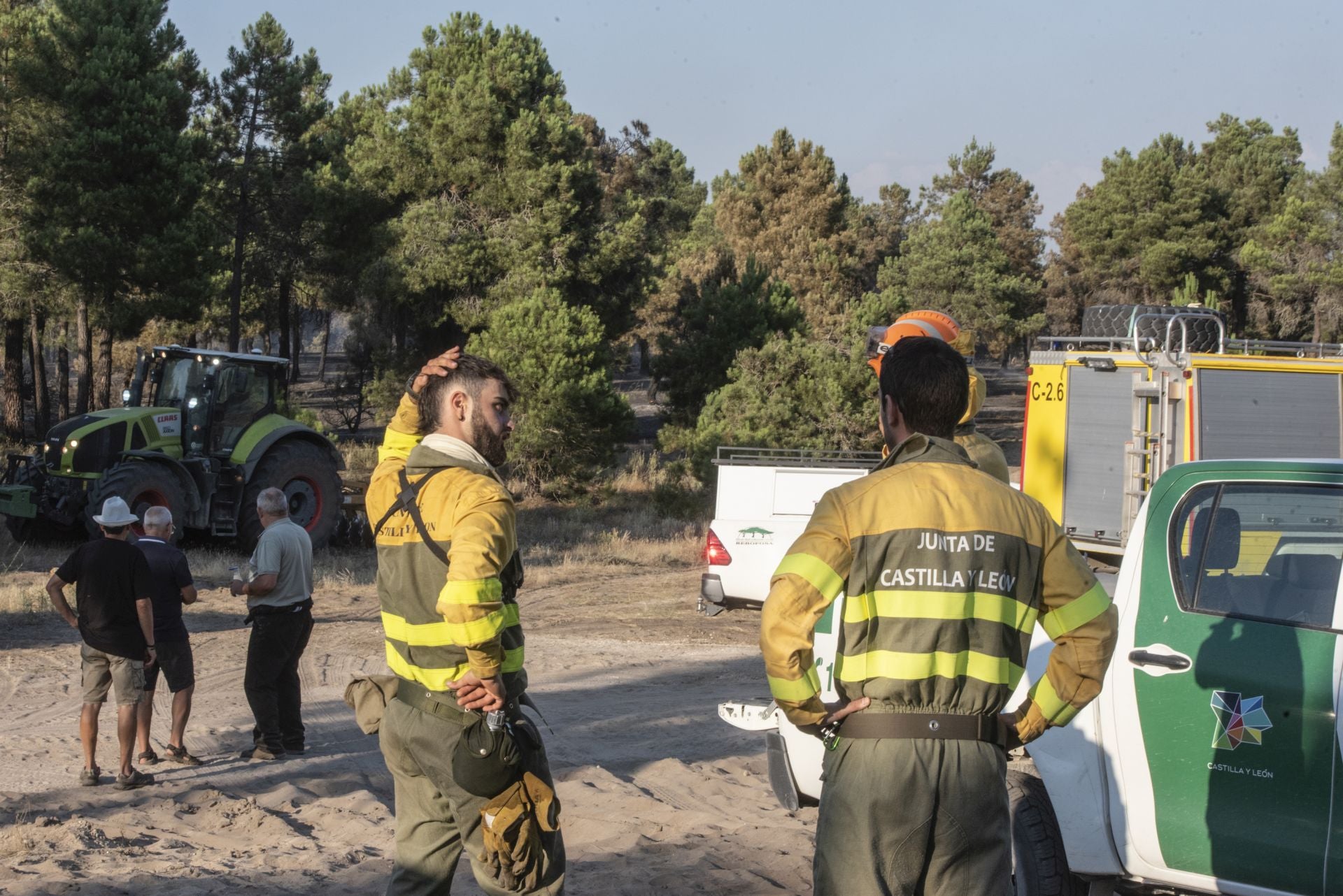Fotos de los trabajos de extinción del incendio en Cuéllar