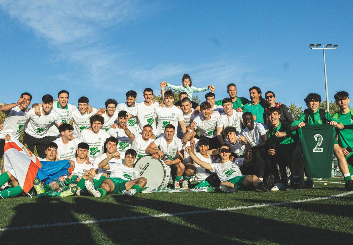 Los jugadores del CD Victoria celebran el ascenso a Regional Aficionados.
