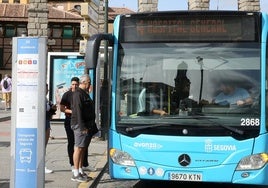 Varias personas suben al autobús de la línea 4 en la parada del Acueducto.
