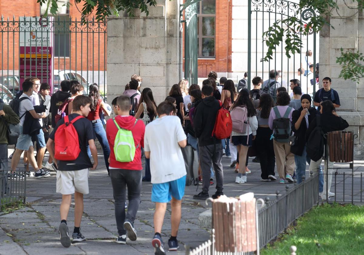 Alumnos de Secundaria acceden a un instituto público de Valladolid el pasado 12 de spetiembre, primer día del curso 2024-2025.