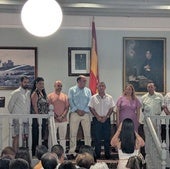 Juan Manuel Álvarez, en el centro, junto a la corporación municipal