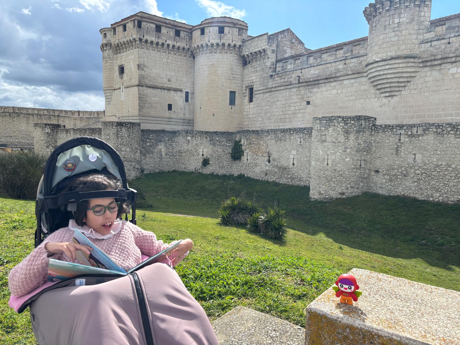 María Yuste y la muñeca Nica, junto al castillo de Cuéllar.