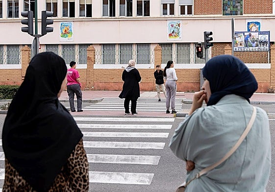 Dos mujeres extranjeras en Valladolid en una imagen de archivo.
