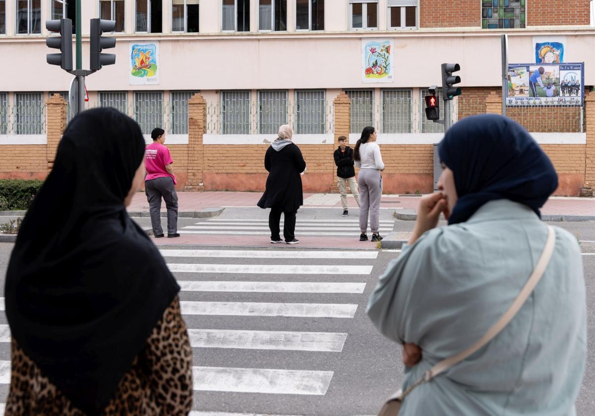 Dos mujeres extranjeras en Valladolid en una imagen de archivo.