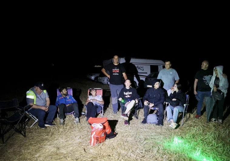 Participantes en la sesión nocturna 'Alerta Ovni' en El Teso de Villalbarba