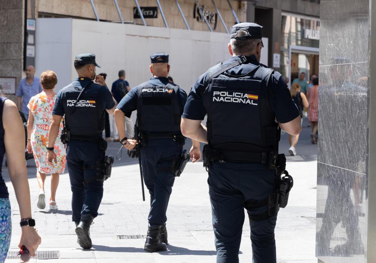 Agentes de la Policía Nacional, en la calle Santiago de Valladolid.