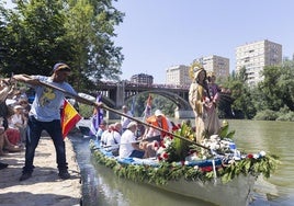 El inicio de la procesión de la Virgen del Carmen, a bordo de la chalana, en el río Pisuerga.