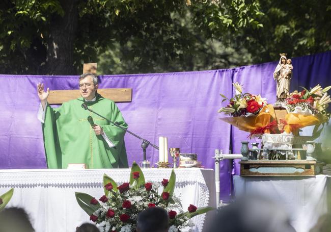 El fraile Antonio Benéitez oficia la misa en la pradera de Las Moreras.