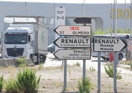 Un camión sale de las instalaciones de Renault en Valladolid.