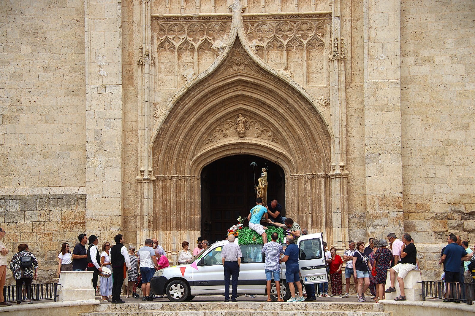 Rioseco procesiona a San Cristóbal sobre cuatro ruedas
