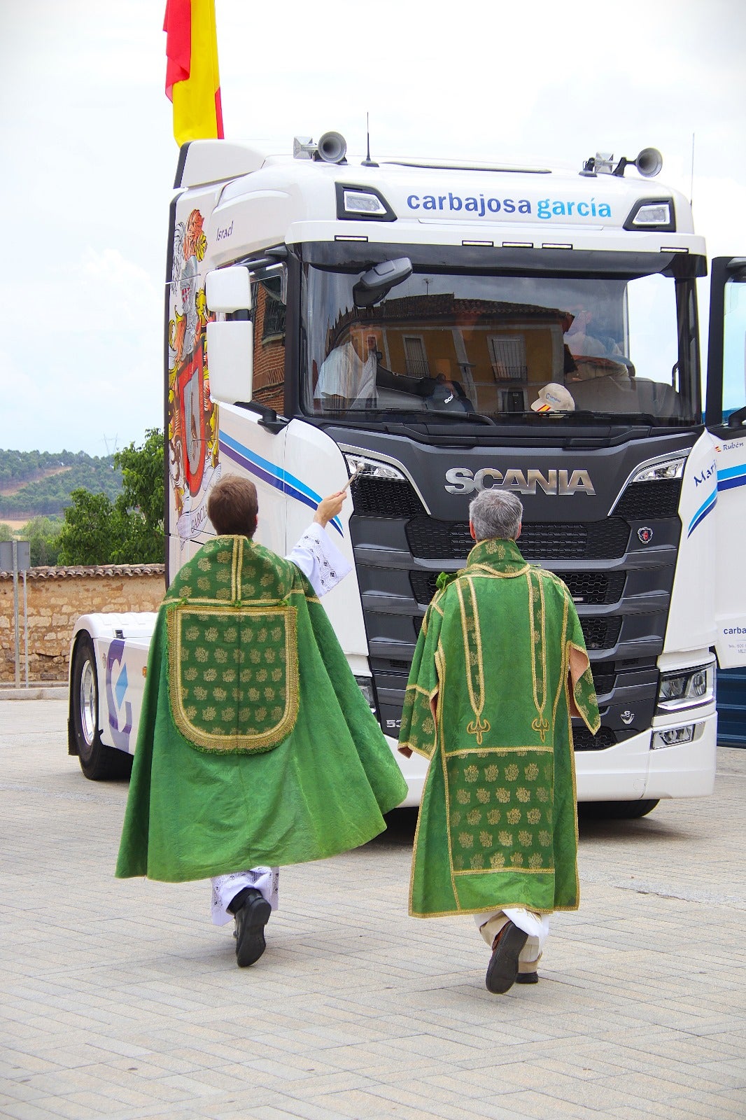 Rioseco procesiona a San Cristóbal sobre cuatro ruedas