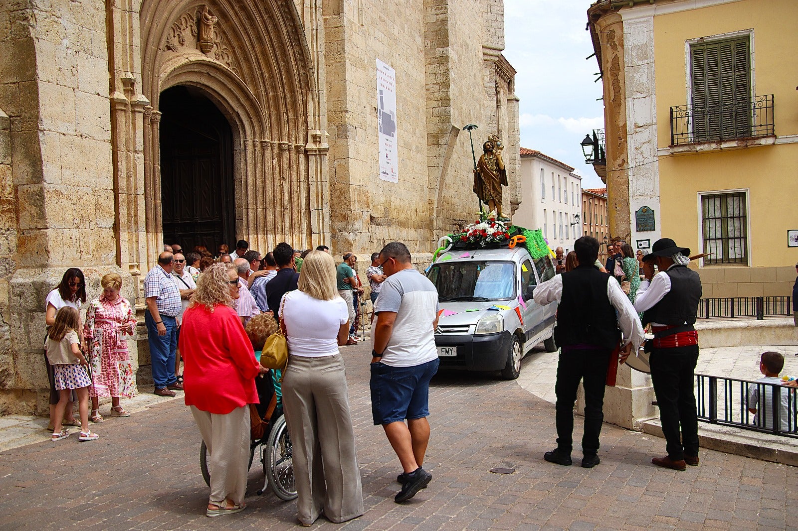 Rioseco procesiona a San Cristóbal sobre cuatro ruedas