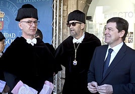 El rector de la Universidad de Burgos, José Miguel García (2i), el día de su toma de posesión este enero junto al presidente de la Junta (d).