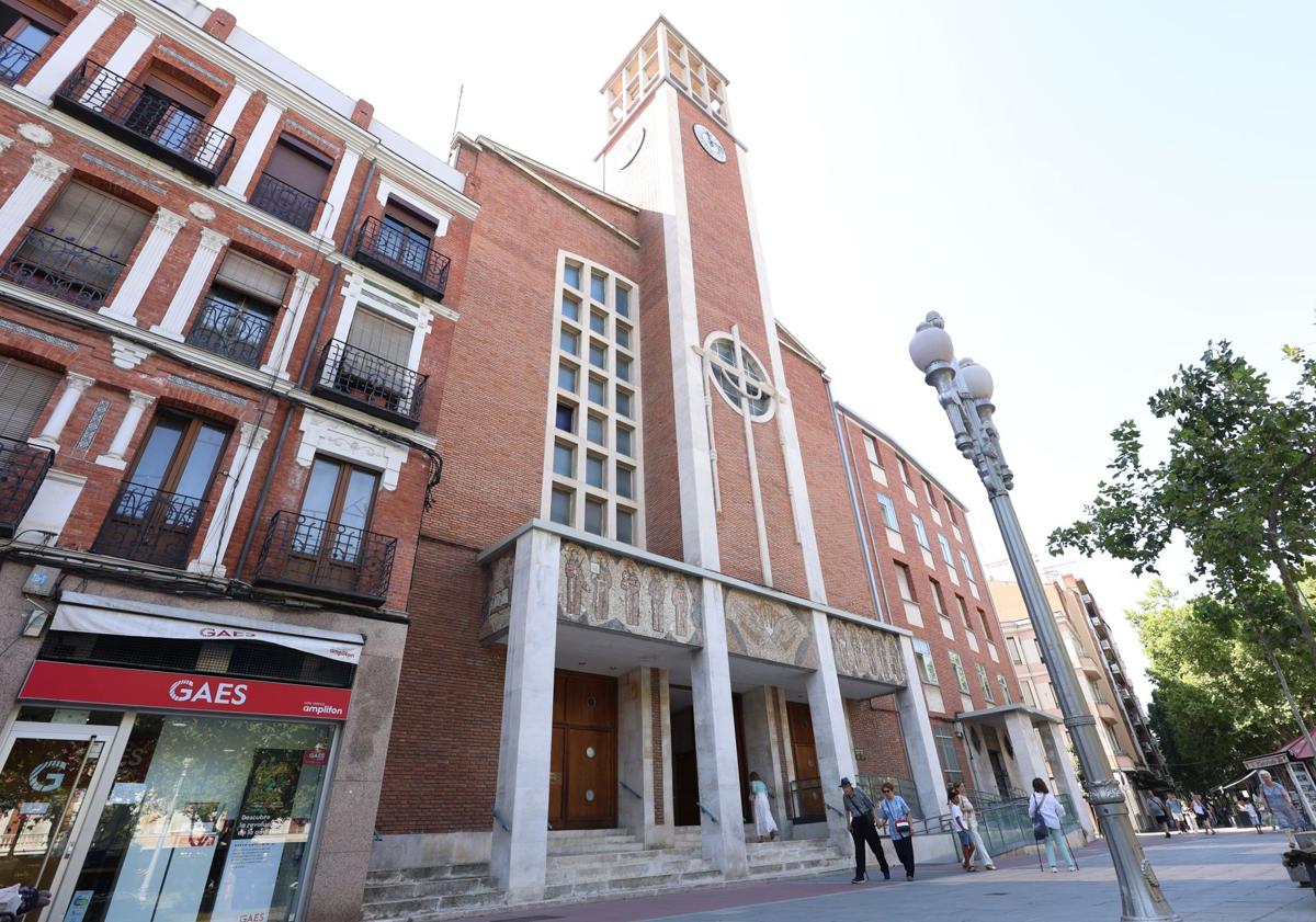 Imagen principal - El templo vallisoletano de la cruz desnuda del escultor olvidado