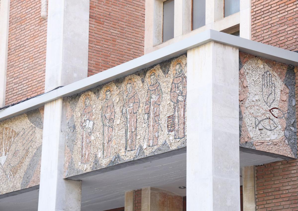 Imagen secundaria 1 - El templo vallisoletano de la cruz desnuda del escultor olvidado