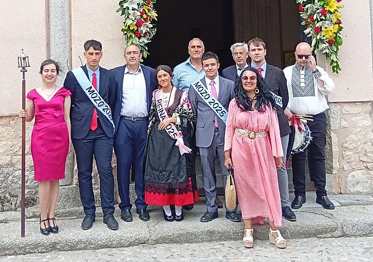 Reina y mozos en las pasadas fiestas del Corpus junto con las autoridades locales.