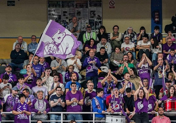Abonados en un partido del UEMC Club Baloncesto Ciudad de Valladolid.