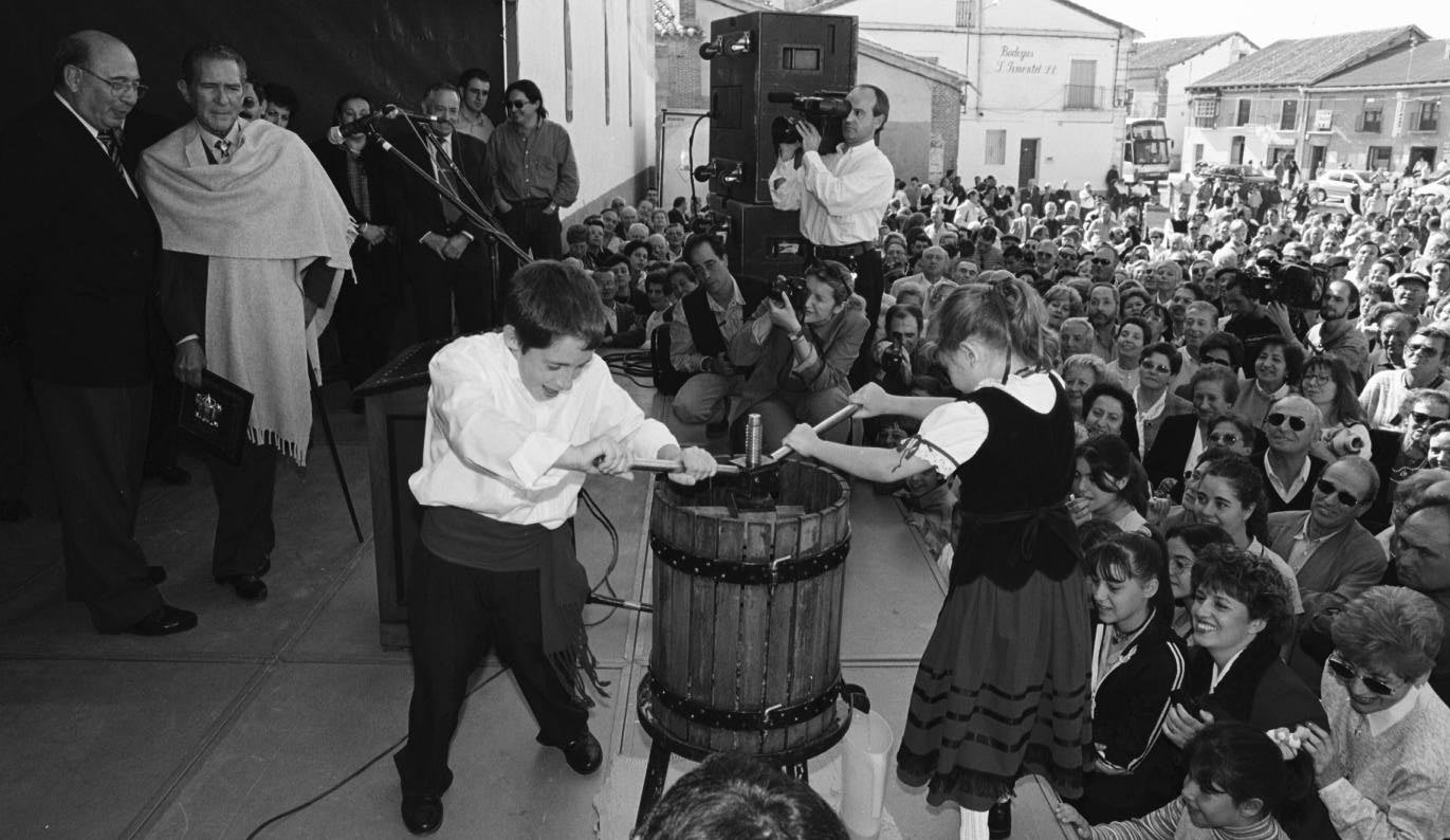 Clara y Daniel dan vueltas a la prensa en presencia del escritor Antonio Gala en la X Fiesta de la Vendimia de Rueda. 10 de agosto de 1999.
