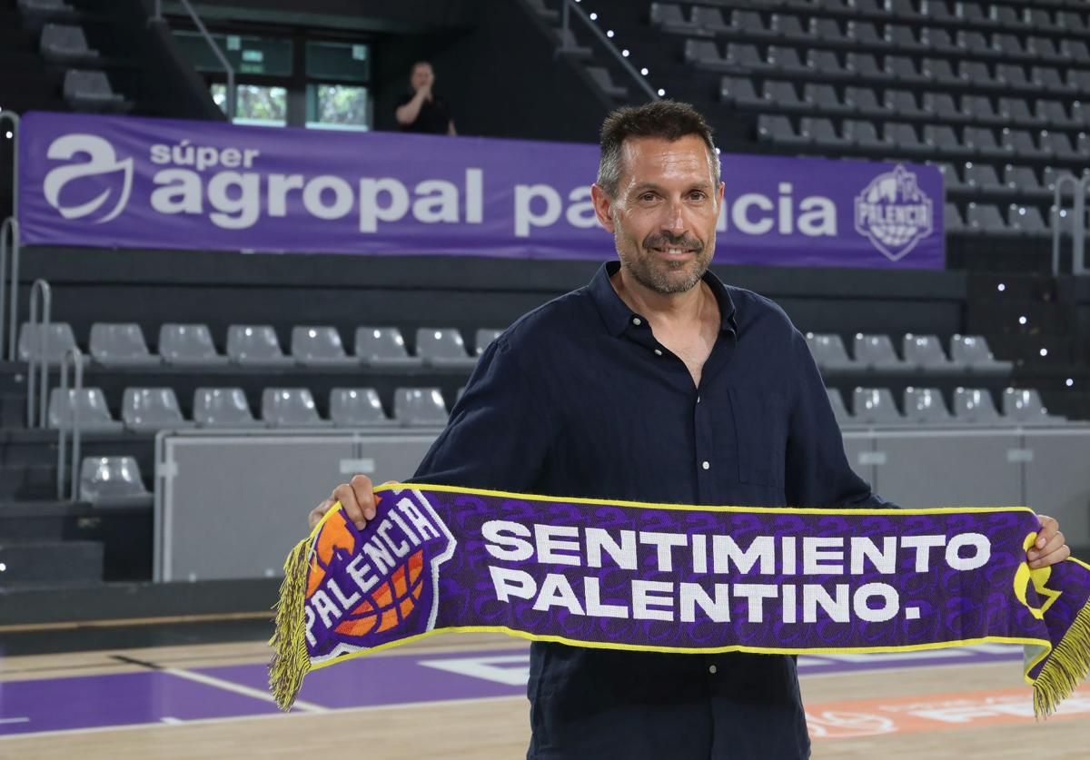 El técnico del Súper Agropal Palencia, Natxo Lezkano, este lunes en el Pabellón Municipal.