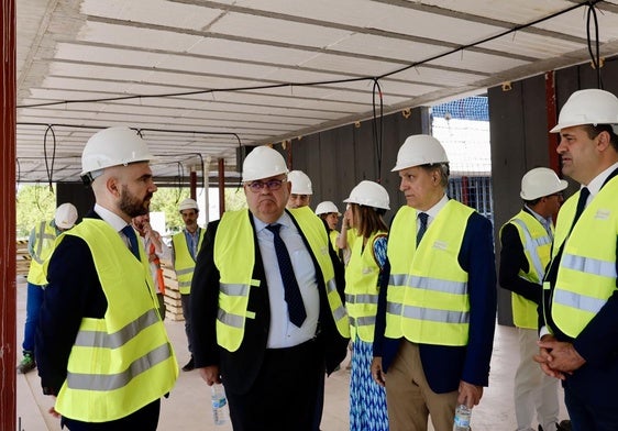 El consejero de Sanidad, Alejandro Vázquez Ramos (2º iz), visitó ayer las obras del centro de salud Prosperidad, en Salamanca.
