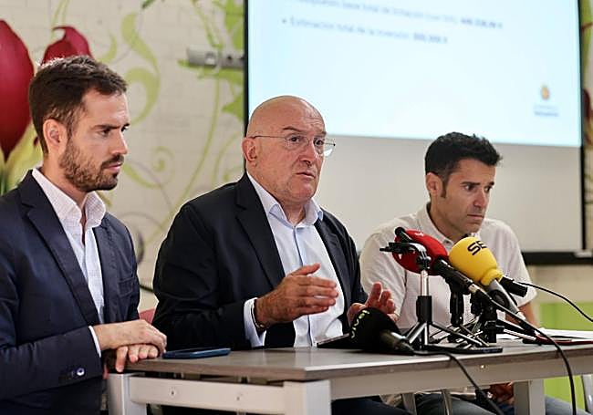 De izquierda a derecha, Rodrigo Nieto, concejal de Personas Mayores, Familia y Servicios Sociales; Jesús Julio Carnero, alcalde de Valladolid; y Alberto Martín, director del Servicio de Arquitectura.