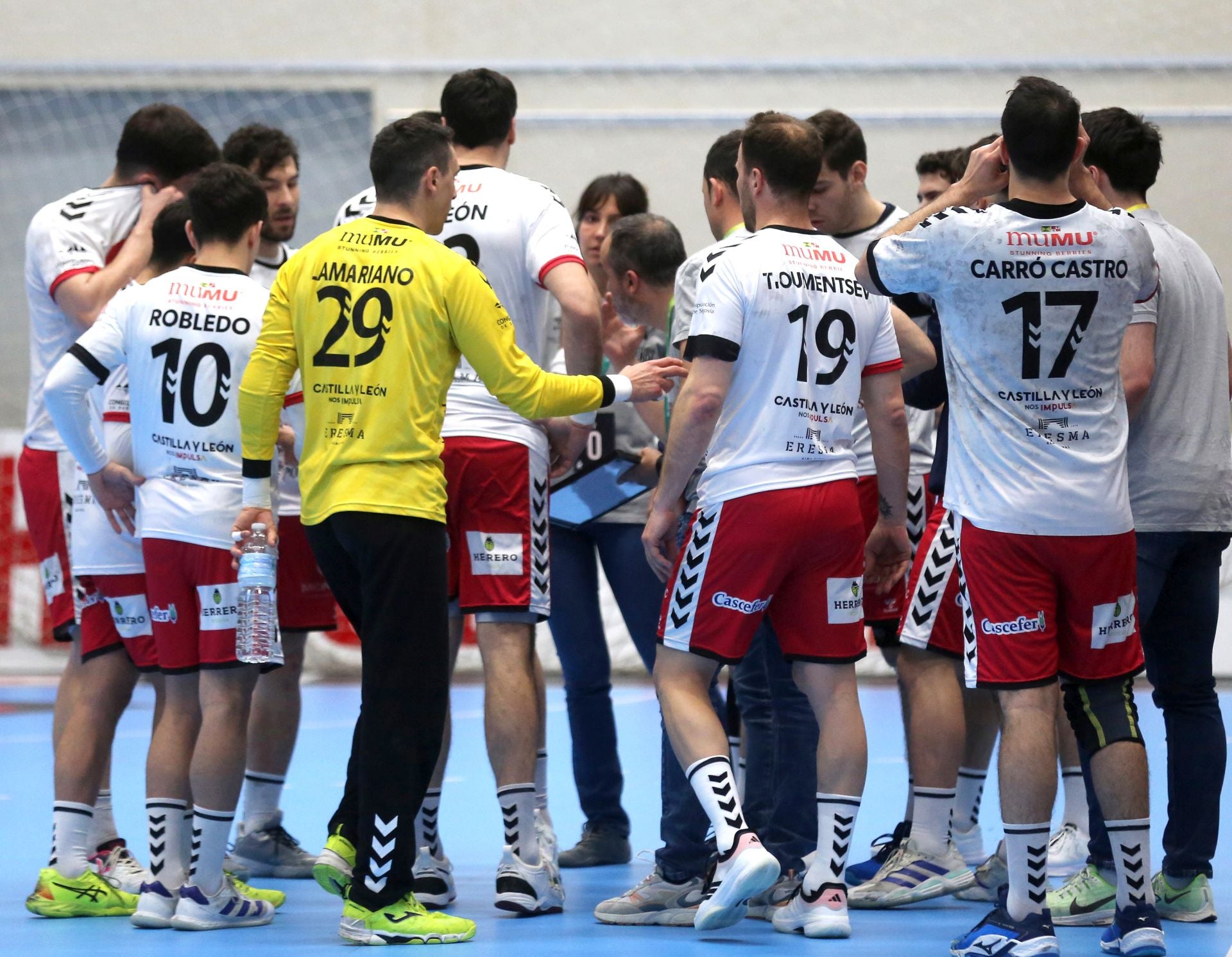 Los jugadores del Balonmano Nava durante un tiempo muerto.