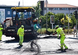 Los operarios se afanaban este lunes para ultimar la reapertura al tráfico de las calles Muro y Estación este martes