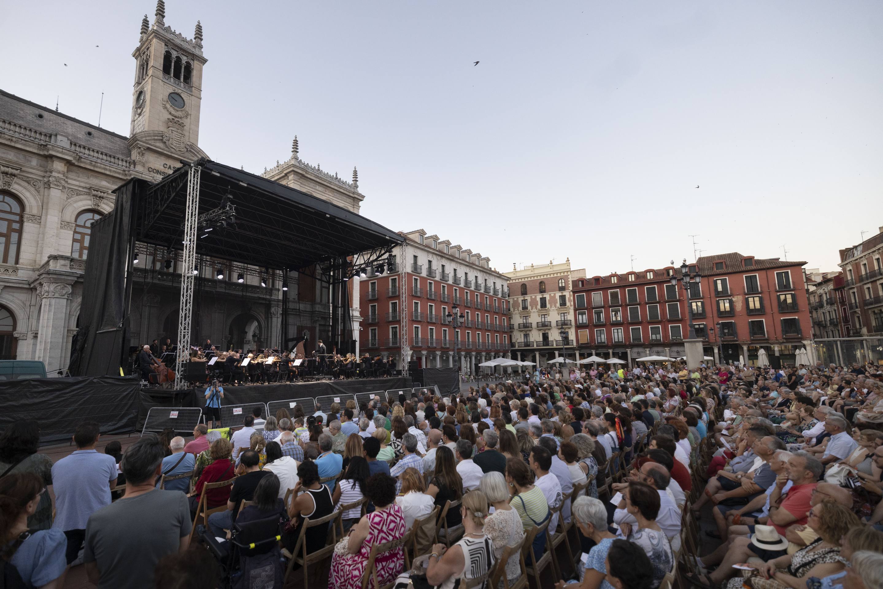 Las imágenes del concierto de la OSCyL en la Plaza Mayor de Valladolid
