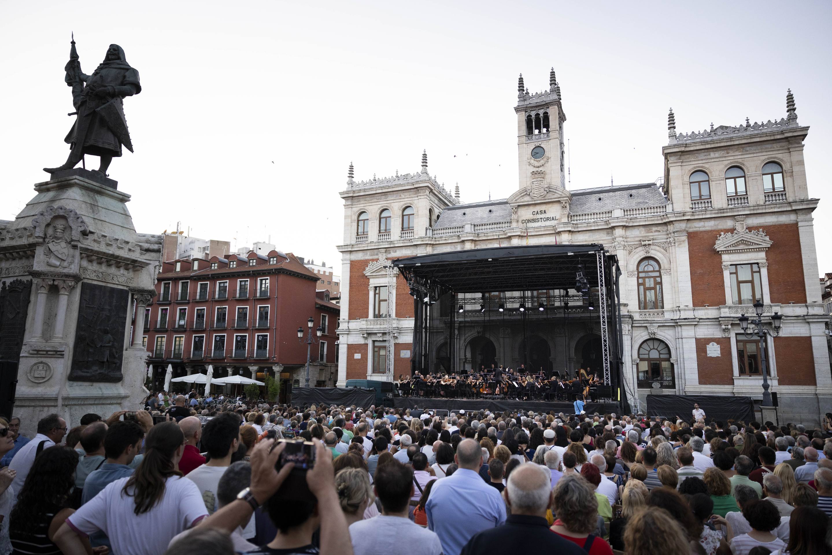 Las imágenes del concierto de la OSCyL en la Plaza Mayor de Valladolid