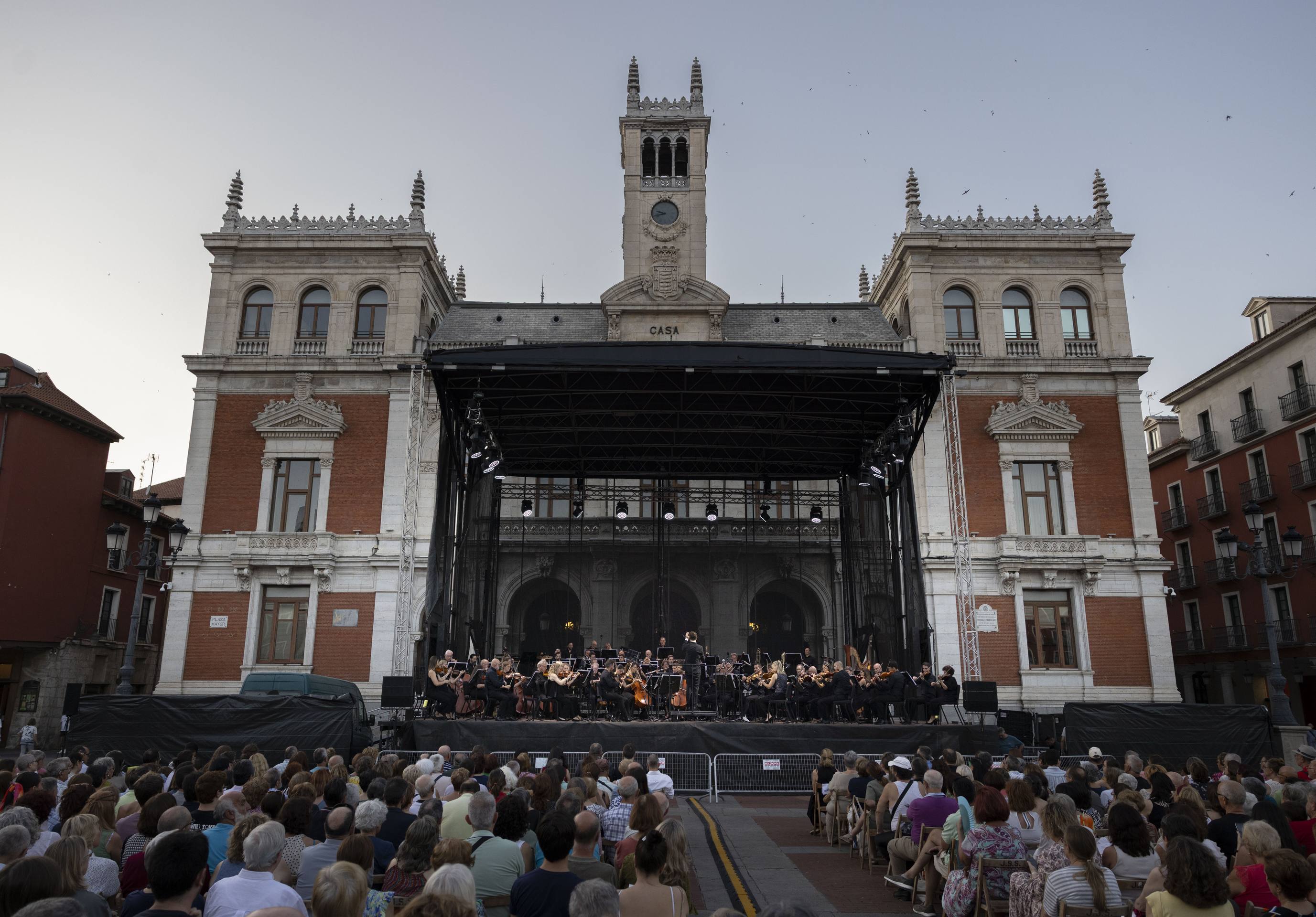 Las imágenes del concierto de la OSCyL en la Plaza Mayor de Valladolid
