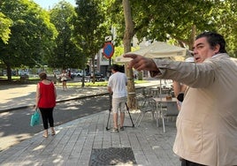El concejal Alberto Gutiérrez, junto al futuro espacio peatonal, señala la esquina de la calle Reyes en la que se mantendrá la calzada hacia Cardenal Mendoza.