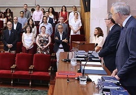 El rector, Antonio Largo, preside el acto de nombramiento de catedráticos y titulares este mismo curso, todos ellos en pie al fondo.