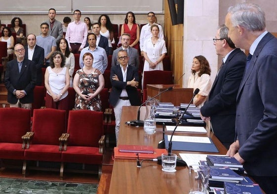 El rector, Antonio Largo, preside el acto de nombramiento de catedráticos y titulares este mismo curso, todos ellos en pie al fondo.