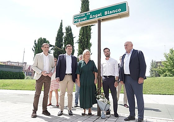 Conrado Íscar, Alfonso Fernández Mañueco, Marimar Blanco, Rodrigo Nieto y Jesús Julio Carnero, en el homenaje a Miguel Ángel Blanco en Valladolid.