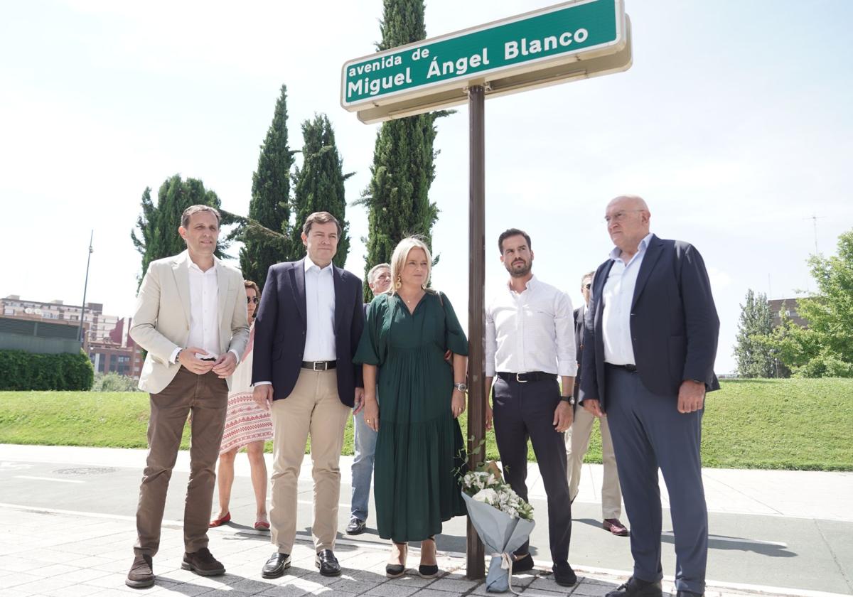 Conrado Íscar, Alfonso Fernández Mañueco, Marimar Blanco, Rodrigo Nieto y Jesús Julio Carnero, en el homenaje a Miguel Ángel Blanco en Valladolid.