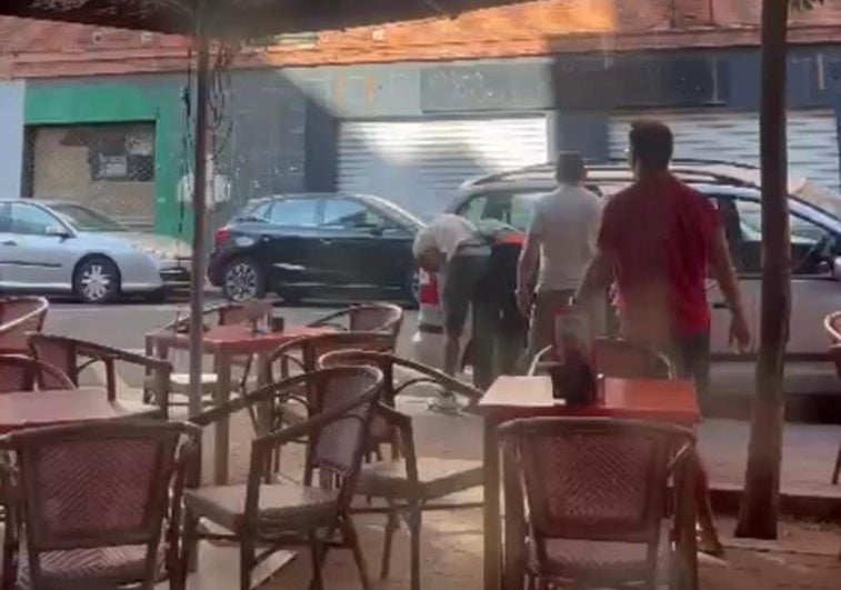 Los dos hombres forcejean en la terraza del bar en el que protagonizaron la pelea.