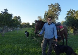 Roberto San José junto a sus animales en su granja propia.