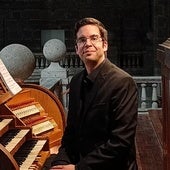 El organista Samuel Maíllo en la consola del Amezua catedralicio.